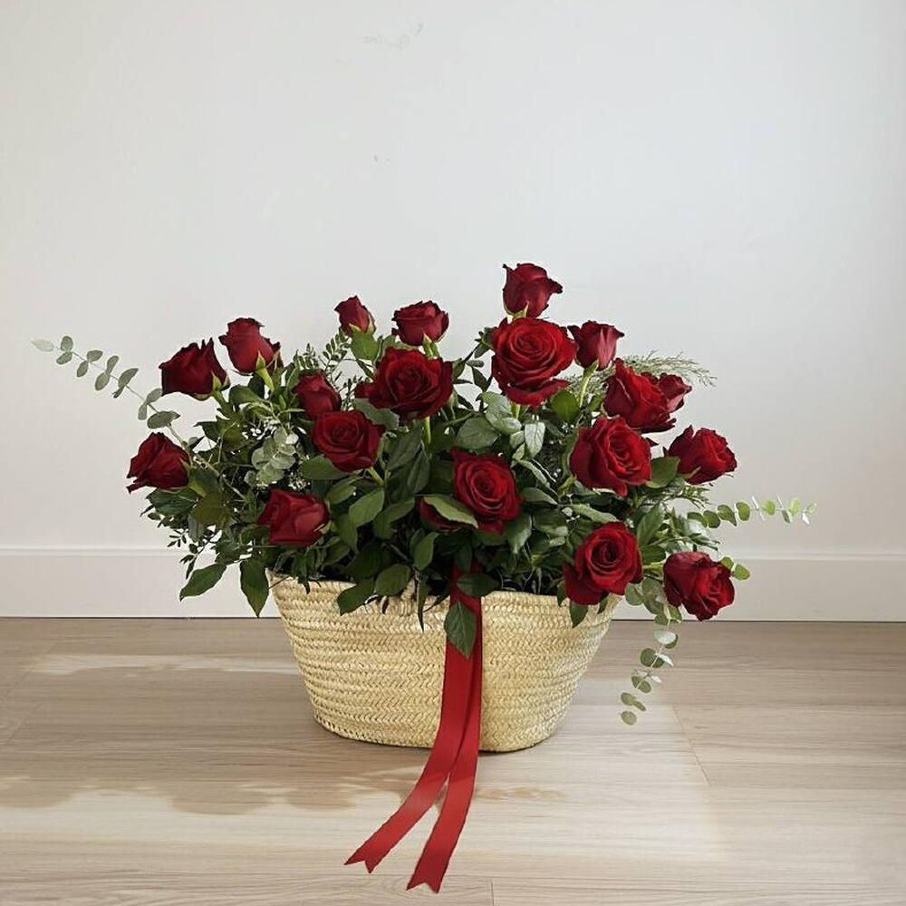 Cesta de rosas rojas