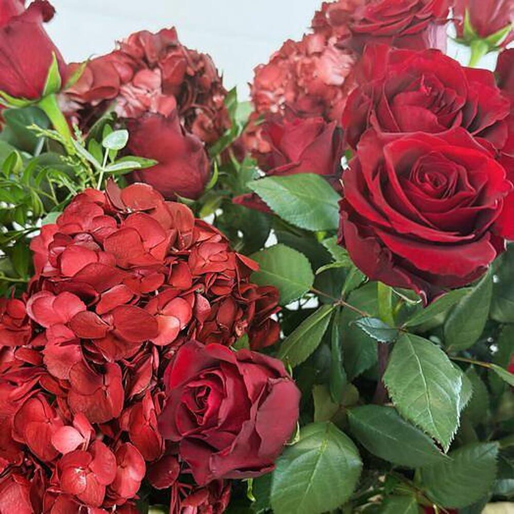 Cesta de rosas rojas y hortensias, 30 rosas · hortensia burdeos (foto 3)