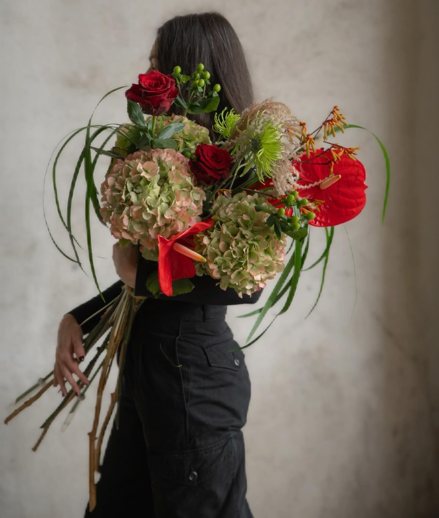 Ramo de hortensia, anturio y rosas rojas