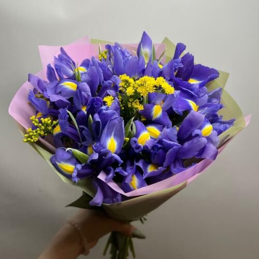 Ramo de iris y solidago