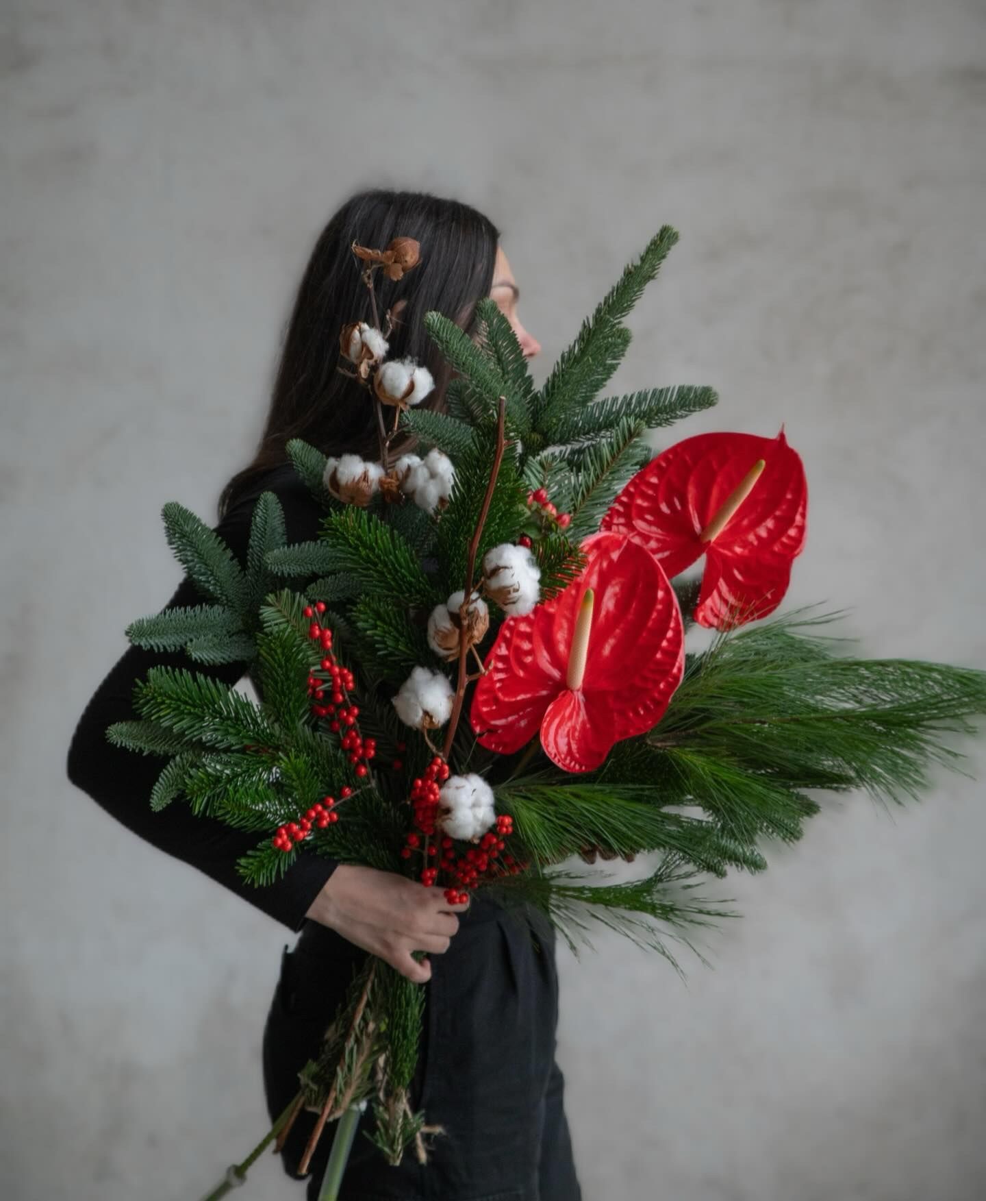 Ramo de Navidad con anturios rojos, algodón, pino e ilex