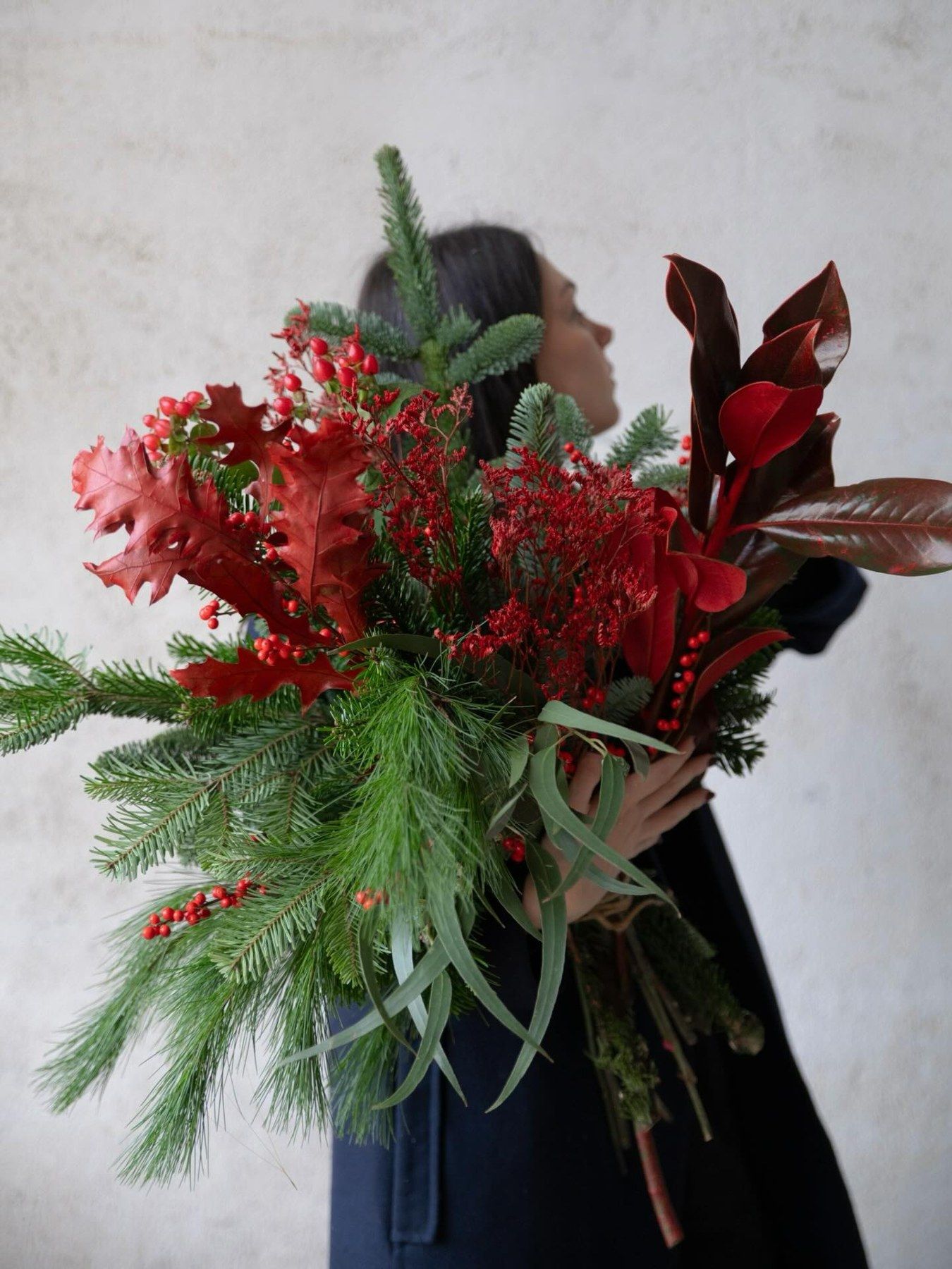 Ramo de Navidad en rojo y verde con hojas y pino