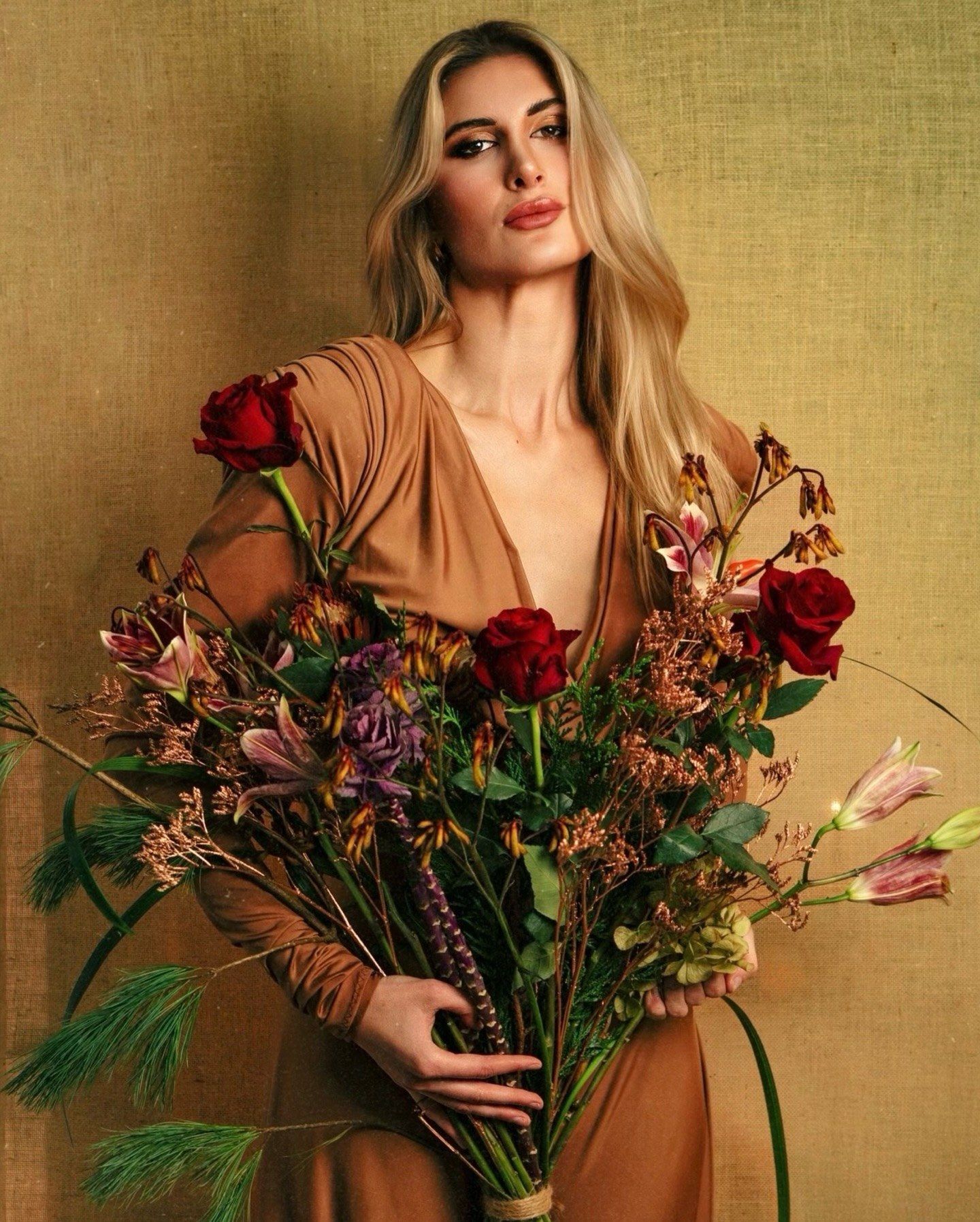 Ramo de otoño con rosas rojas y flores en tonos tierra